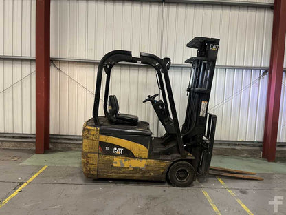 2007 CAT LIFT TRUCKS ELECTRIC - 3 WHEELS EP18NT**(INCLUDES CHARGER)**