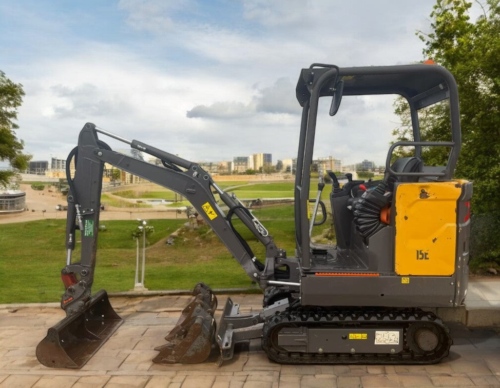 2022 VOLVO EC15E 1.5 TONNE EXCAVATOR