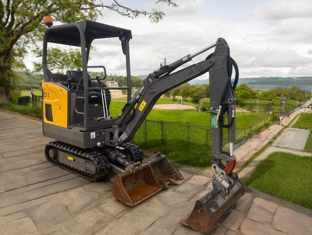 2022 VOLVO EC15E 1.5 TONNE EXCAVATOR