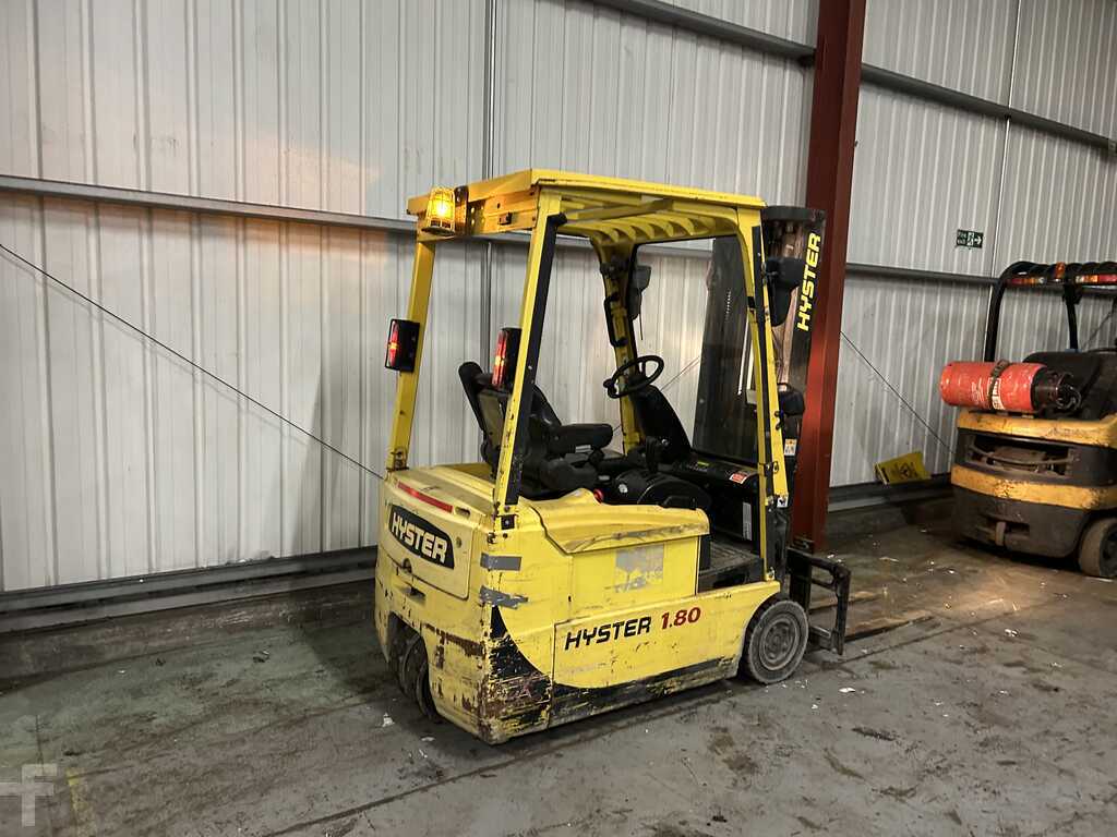 **(INCLUDES CHARGER)** HYSTER J1.8XMT ELECTRIC 3-WHEEL FORKLIFT (2007)