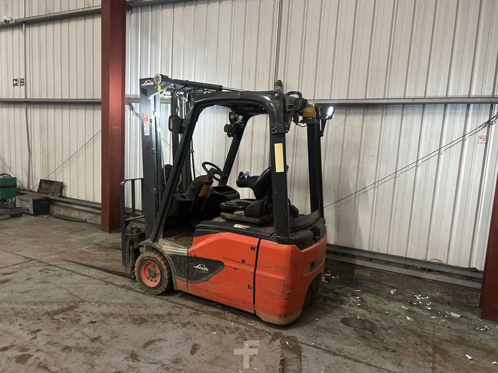 **(INCLUDES CHARGER)** 2018 LINDE E16C-02 ELECTRIC FORKLIFT (3-WHEEL)