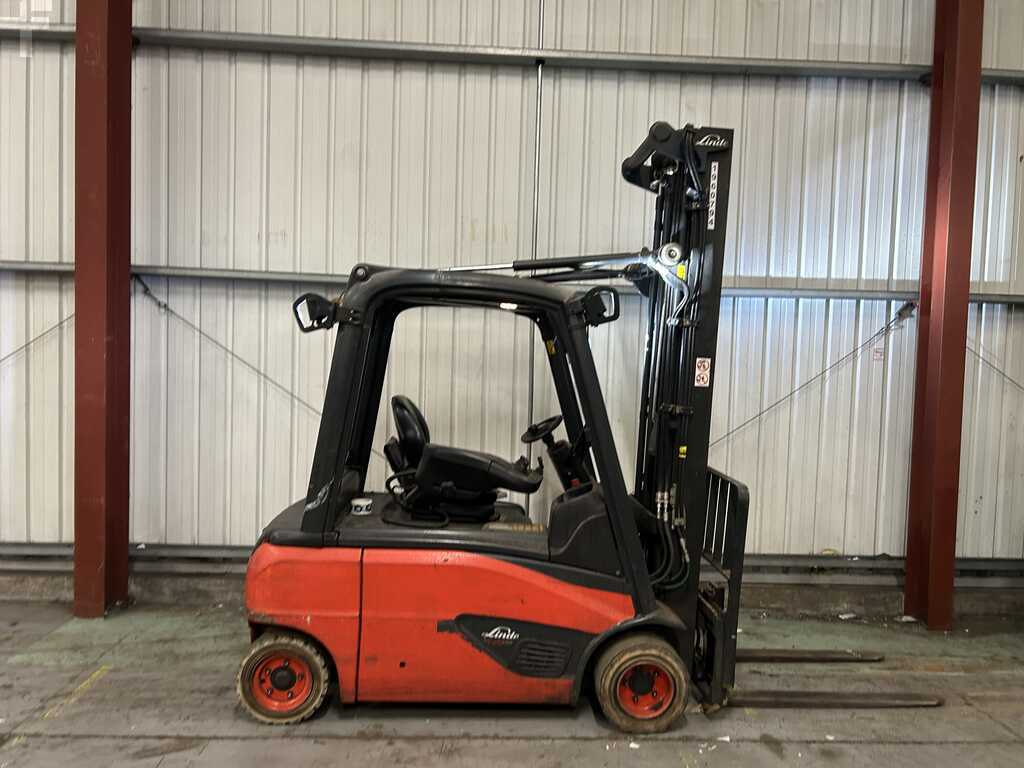 **(INCLUDES CHARGER)** LINDE ELECTRIC 4-WHEEL FORKLIFT – MODEL E20PL-02