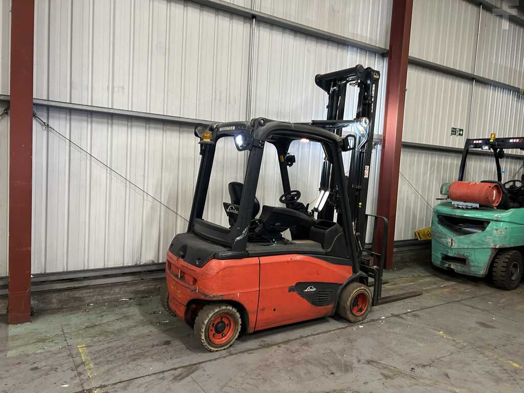 **(INCLUDES CHARGER)** LINDE ELECTRIC 4-WHEEL FORKLIFT – MODEL E20PL-02