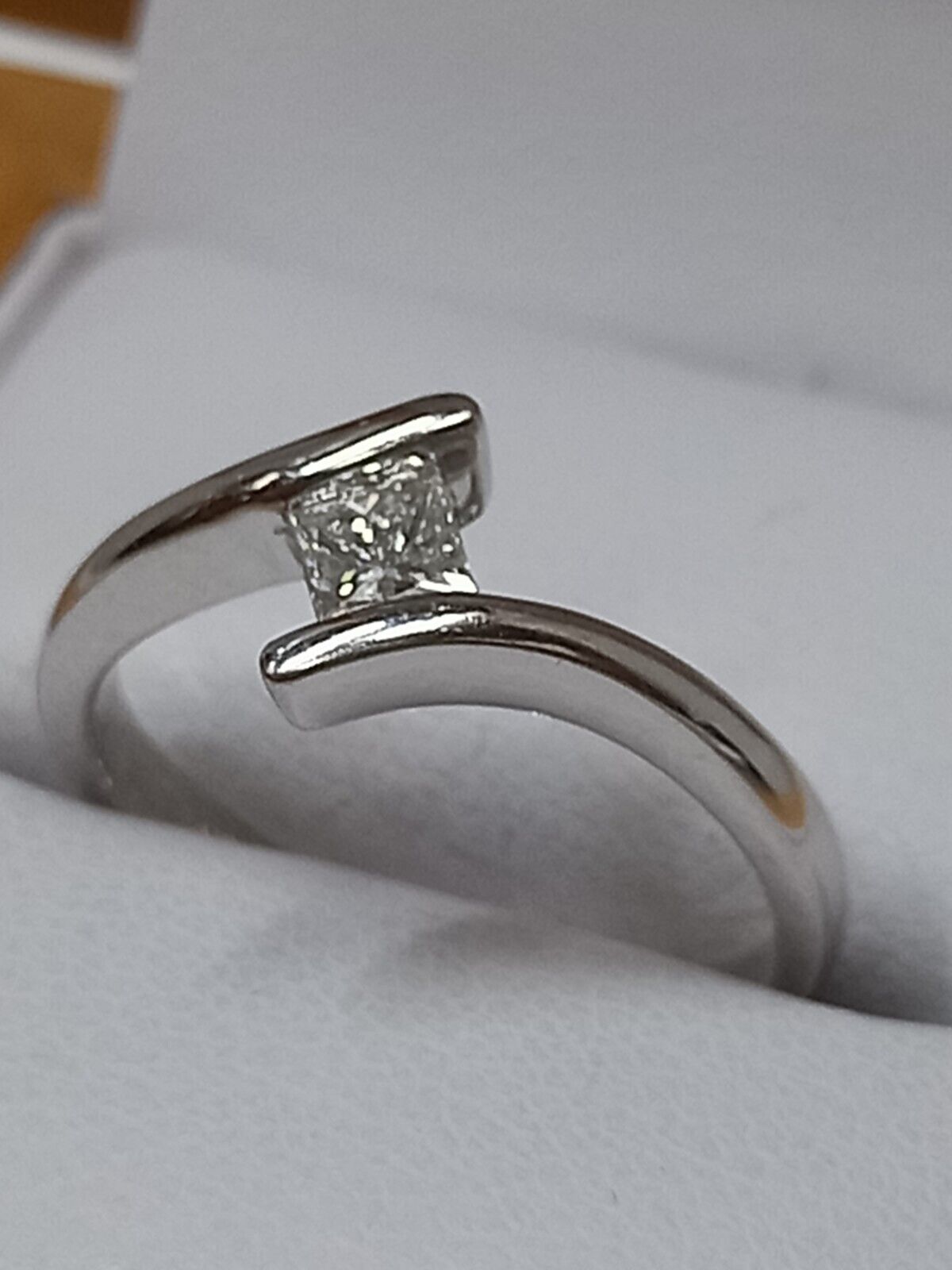 0.20CT PRINCESS CUT DIAMOND ENGAGMENT RING/18CT WHITE GOLD + GIFT BOX + CERTIFICATE OF £1395