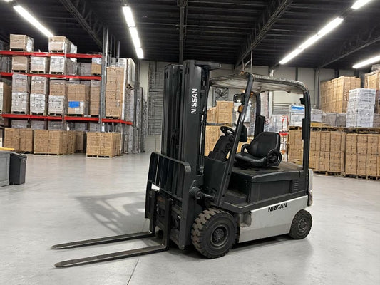 **(INCLUDES CHARGER)** 2012 NISSAN 1Q2L25Q ELECTRIC FORKLIFT – 2,500KG CAPACITY – TRIPLEX MAST