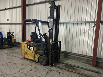 **(INCLUDES CHARGER)** 2017 CAT EP18CPNT ELECTRIC 3-WHEEL FORKLIFT