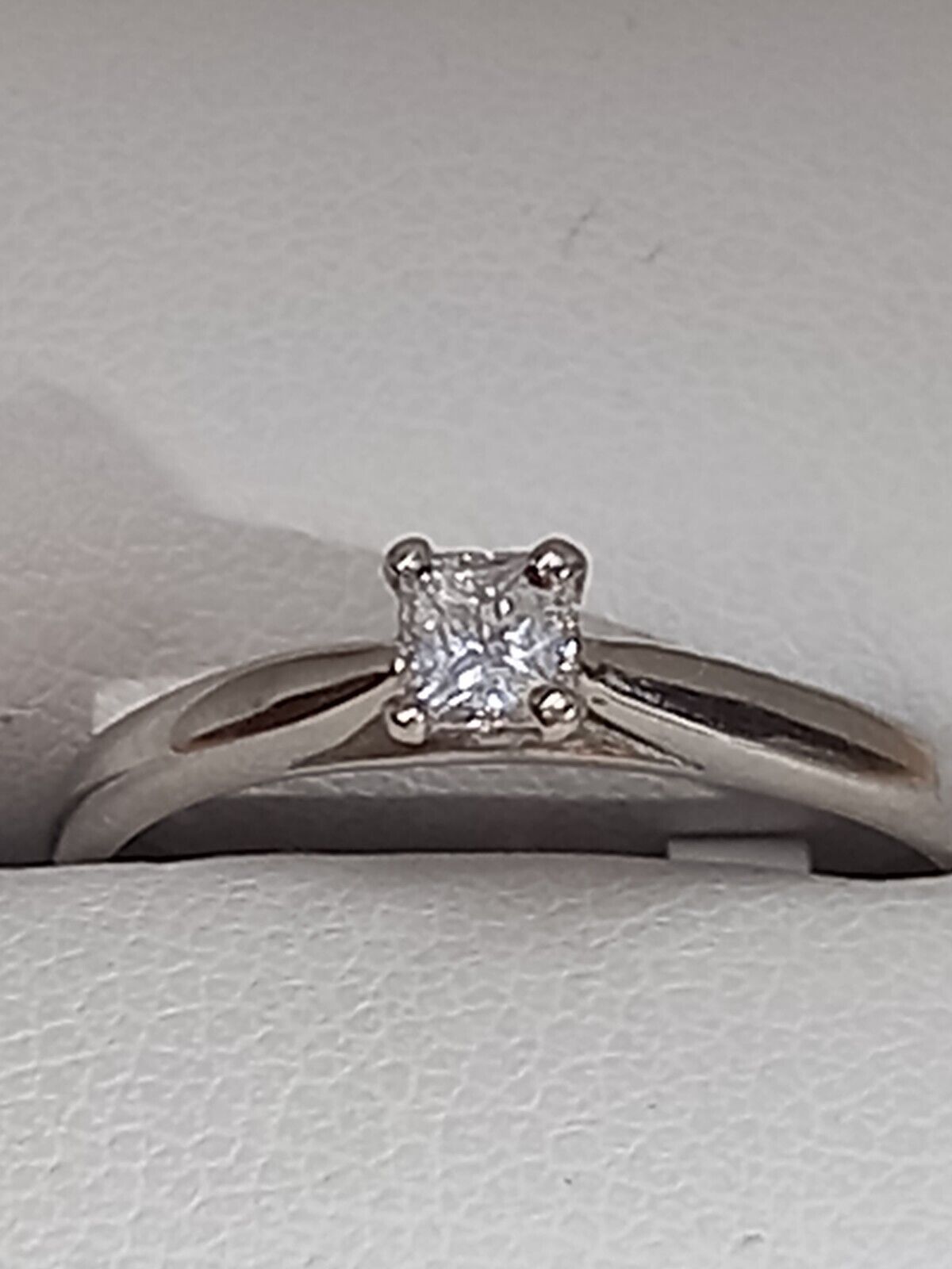 0.22CT PRINCESS CUT DIAMOND SOLITAIRE ENGAGEMENT RING/9CT WHITE GOLD + GIFT BOX + CERT OF £1000