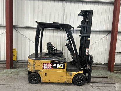 **(INCLUDES CHARGER)** 2017 CAT EP20PN ELECTRIC 4-WHEEL FORKLIFT – TRIPLEX MAST, 2,000KG LIFT