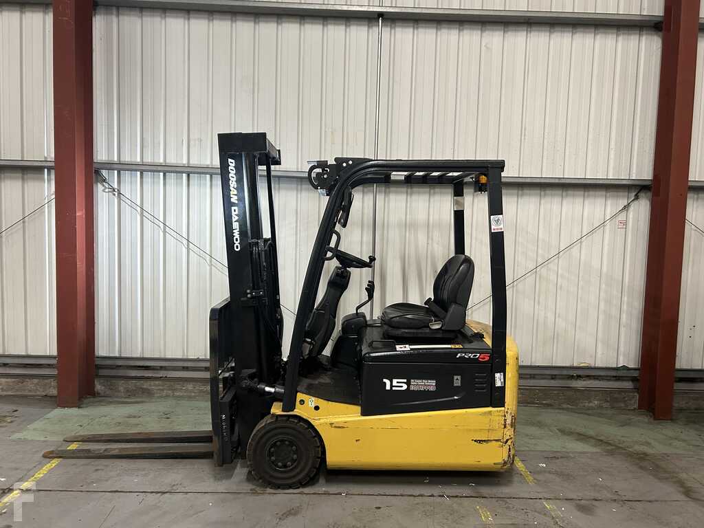 **(INCLUDES CHARGER)** DAEWOO B15T-5 ELECTRIC 3-WHEEL FORKLIFT (2007)