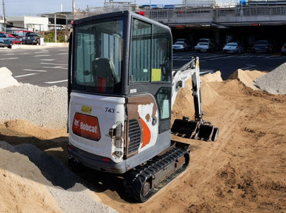 2017 BOBCAT E19 MINI EXCAVATOR WEIGHT: 1,885 KG