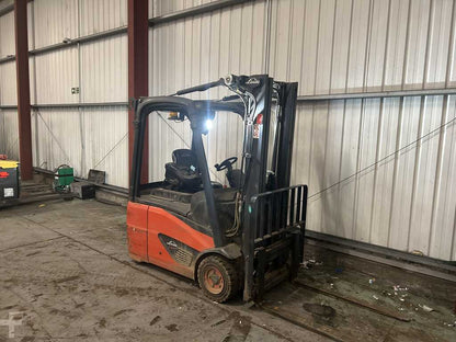 **(INCLUDES CHARGER)** 2018 LINDE E16C-02 ELECTRIC FORKLIFT (3-WHEEL)