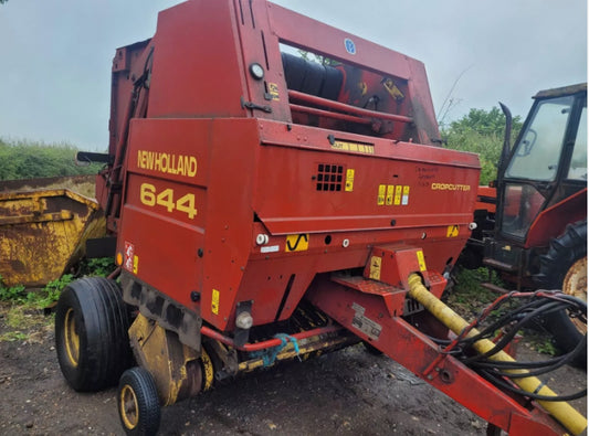 NEW HOLLAND 644 ROUND BALER