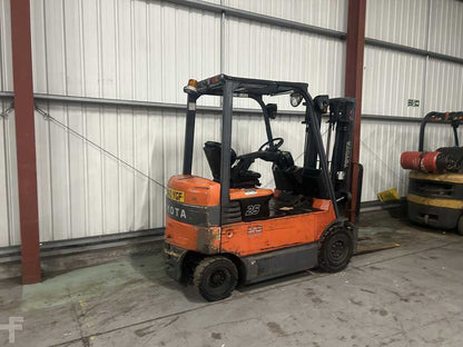 **(INCLUDES CHARGER)** 2011 TOYOTA 7FBMF25 ELECTRIC FORKLIFT