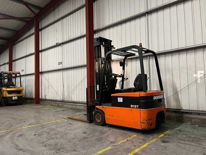 **(INCLUDES CHARGER)** DAEWOO B15T ELECTRIC 3-WHEEL FORKLIFT (1998)