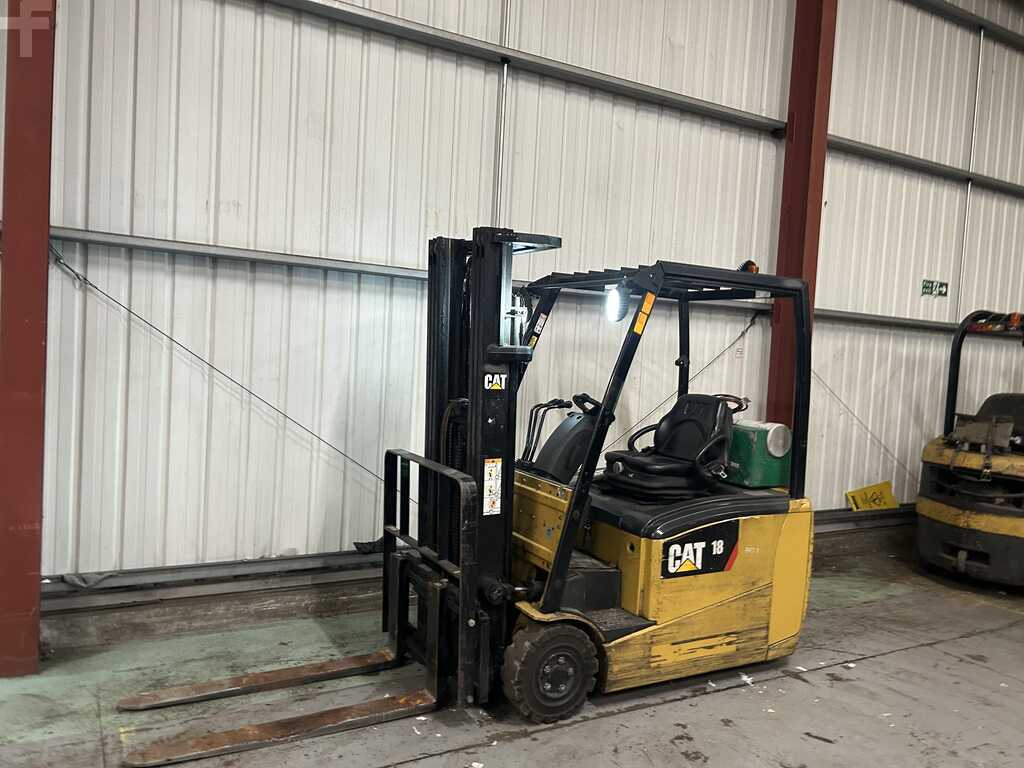 **(INCLUDES CHARGER)** 2012 CAT EP18PNT ELECTRIC 3-WHEEL FORKLIFT – 1,800KG CAPACITY, 4,750MM LIFT