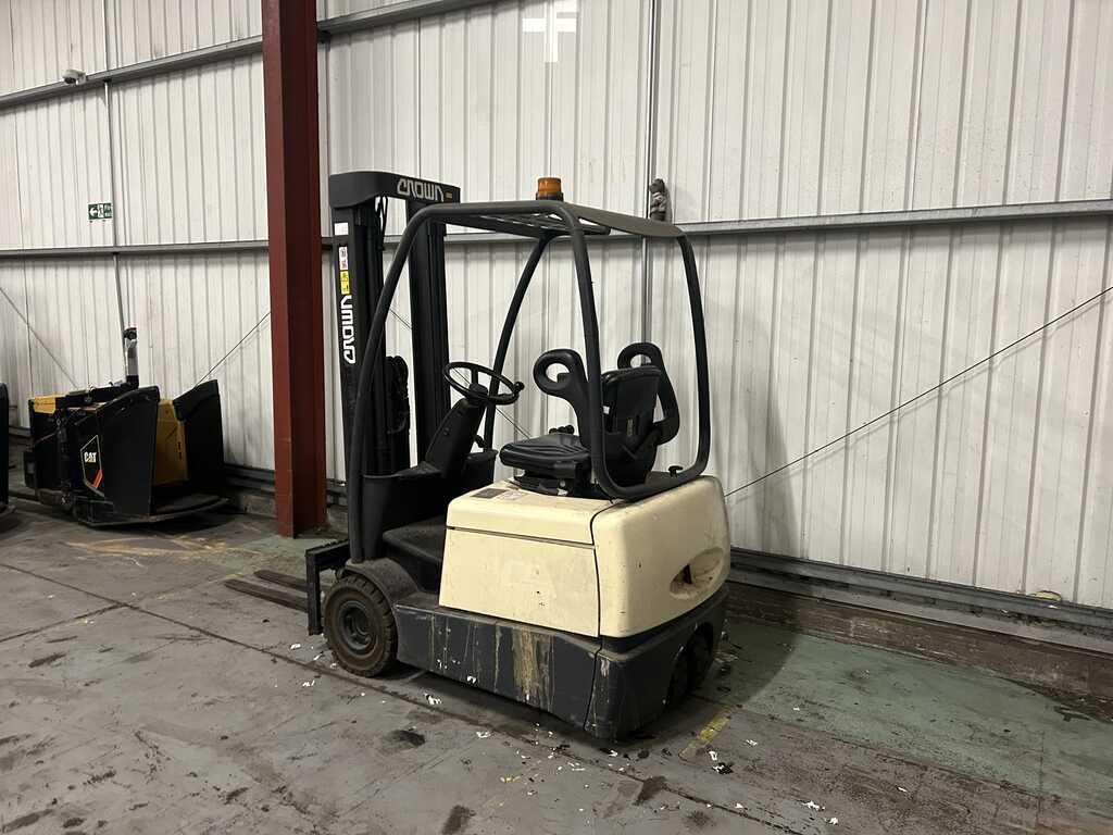 2006 CROWN SC3013 ELECTRIC FORKLIFT - 3 WHEELS **(INCLUDES CHARGER)**