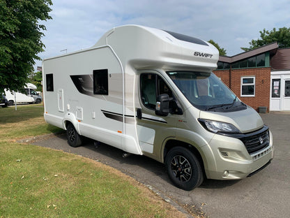 2020 SWIFT FANTASTIC MOTORHOME - APPROX ONLY 5K MILES - CRUISE CONTROL + REVERSE CAM + MORE