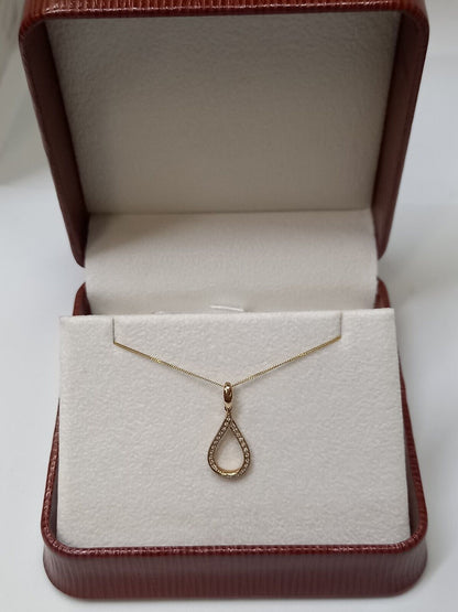 0.09CT DIAMOND TWIST PENDANT /9CT YELLOW GOLD IN GIFT BOX WITH VALUATION CERTIFICATE OF £895