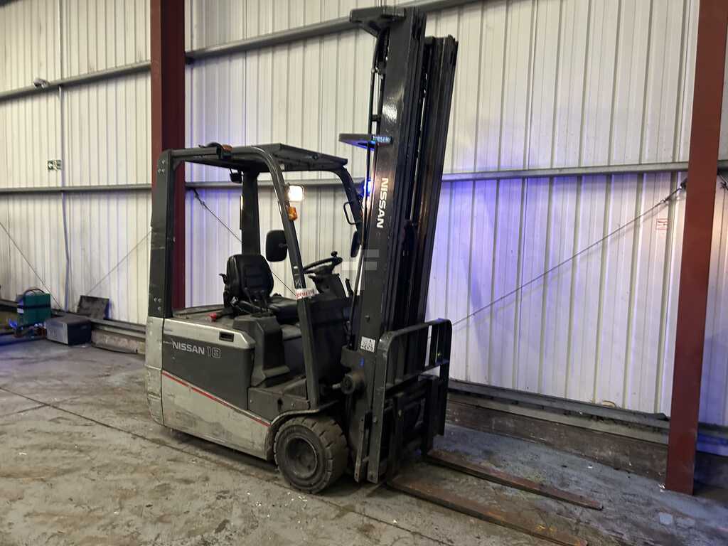 **(INCLUDES CHARGER)** 2013 NISSAN AG1N1L18Q ELECTRIC 3-WHEEL FORKLIFT – 1,800 KG CAPACITY