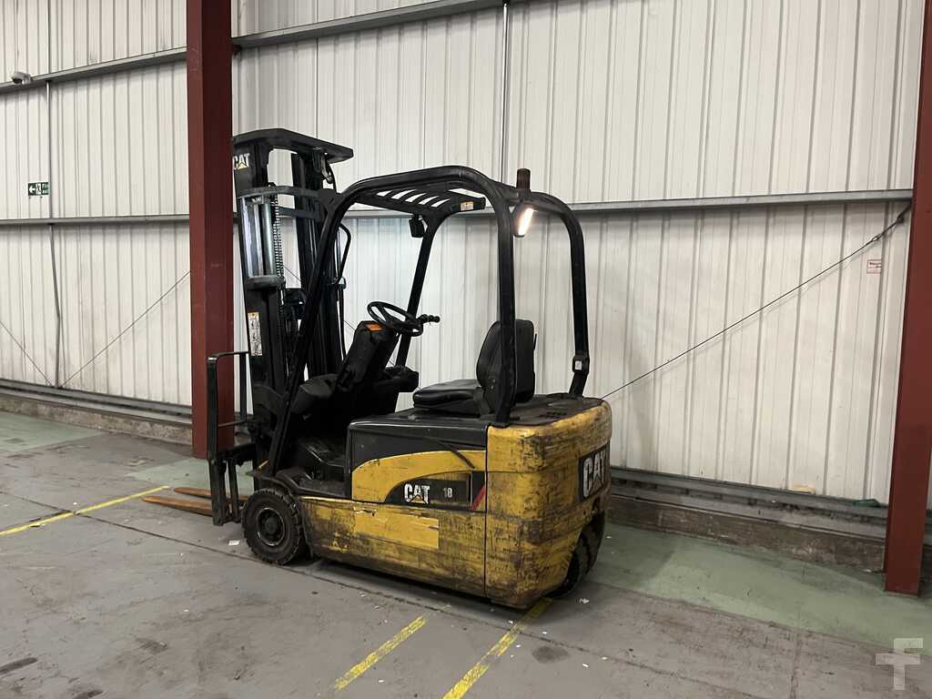 2007 CAT LIFT TRUCKS ELECTRIC - 3 WHEELS EP18NT**(INCLUDES CHARGER)**