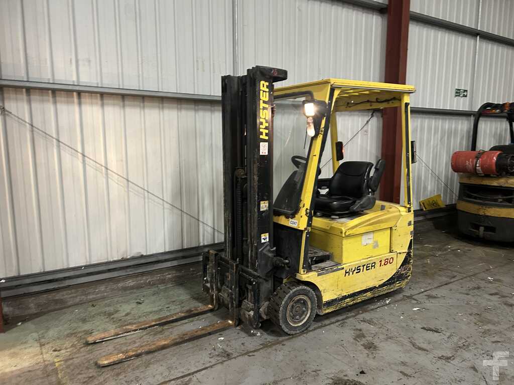 **(INCLUDES CHARGER)** HYSTER J1.8XMT ELECTRIC 3-WHEEL FORKLIFT (2007)