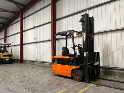 **(INCLUDES CHARGER)** DAEWOO B15T ELECTRIC 3-WHEEL FORKLIFT (1998)