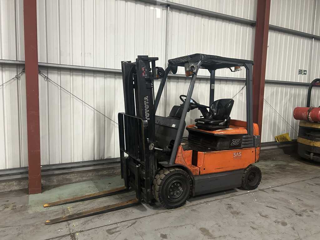 **(INCLUDES CHARGER)** 2011 TOYOTA 7FBMF25 ELECTRIC FORKLIFT