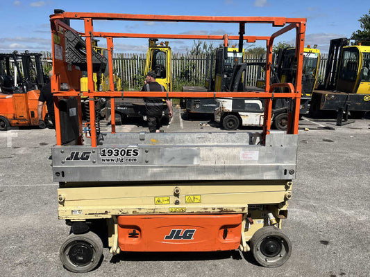 **(INCLUDES CHARGER)** 2011 JLG 1930 ES ELECTRIC SCISSOR LIFT