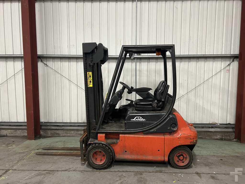 **(INCLUDES CHARGER)** 2000 LINDE E20P-02 ELECTRIC 4-WHEEL FORKLIFT – 2,000 KG CAPACITY