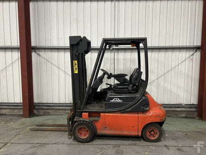 **(INCLUDES CHARGER)** 2000 LINDE E20P-02 ELECTRIC 4-WHEEL FORKLIFT – 2,000 KG CAPACITY