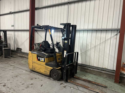 **(INCLUDES CHARGER)** 2012 CAT EP18PNT ELECTRIC 3-WHEEL FORKLIFT – 1,800KG CAPACITY, 4,750MM LIFT