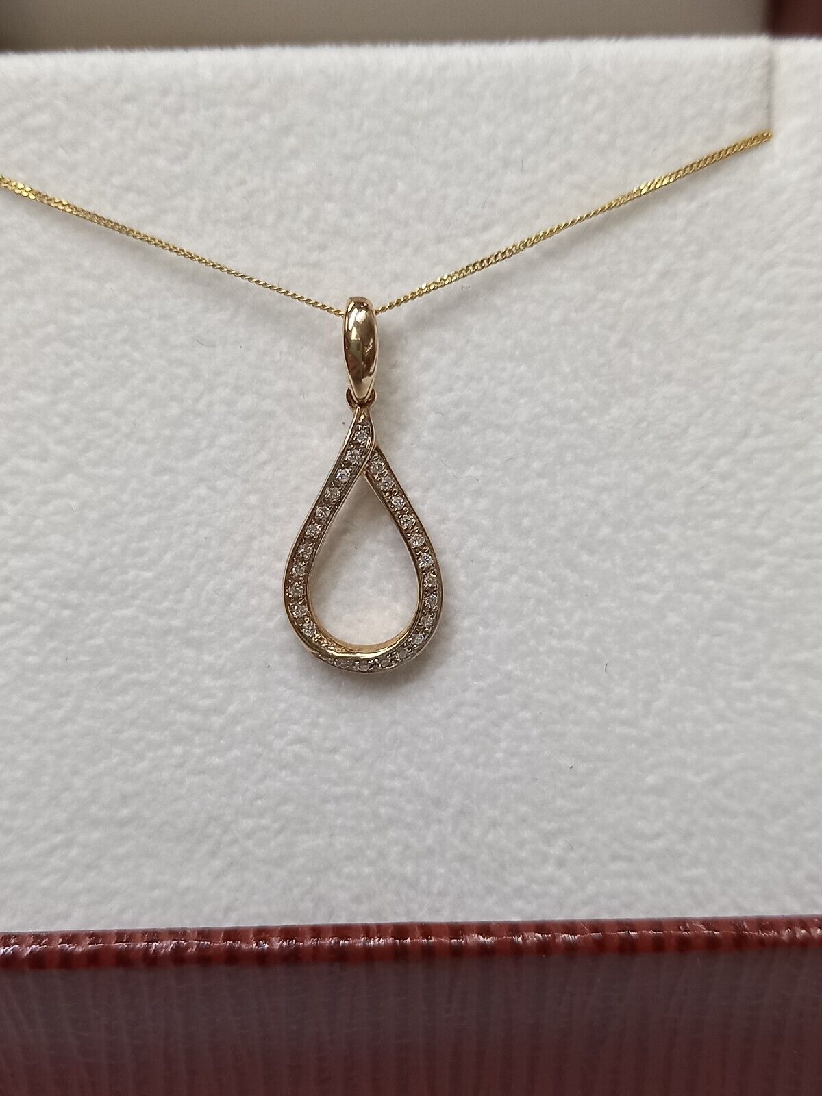 0.09CT DIAMOND TWIST PENDANT /9CT YELLOW GOLD IN GIFT BOX WITH VALUATION CERTIFICATE OF £895