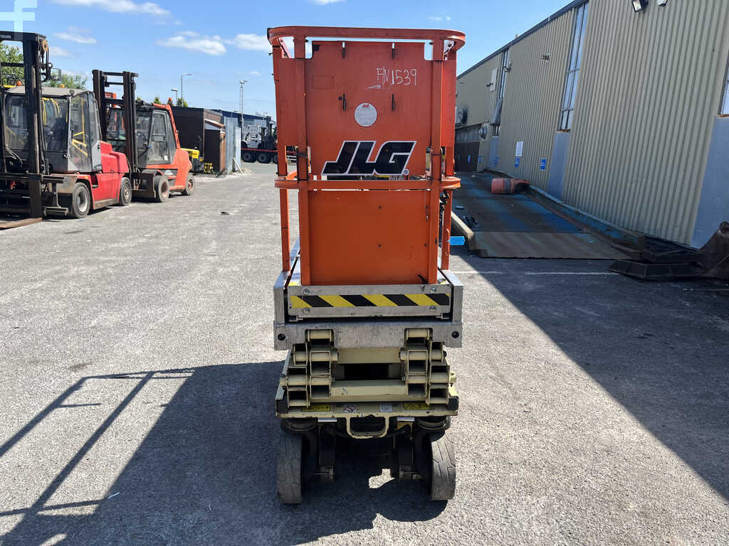 **(INCLUDES CHARGER)** 2011 JLG 1930 ES ELECTRIC SCISSOR LIFT