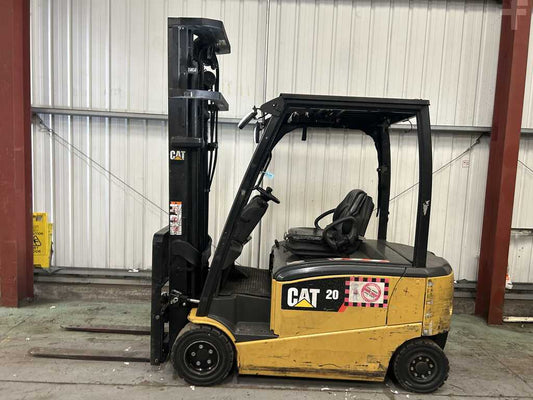 **(INCLUDES CHARGER)** 2017 CAT EP20PN ELECTRIC 4-WHEEL FORKLIFT – TRIPLEX MAST, 2,000KG LIFT