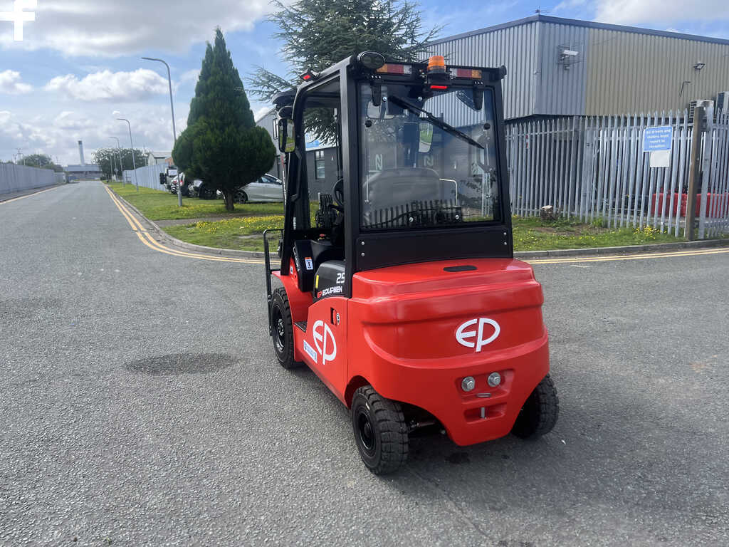 **(INCLUDES CHARGER)** 2024 EP EQUIPMENT EFL253 ELECTRIC FORKLIFT (4-WHEEL)