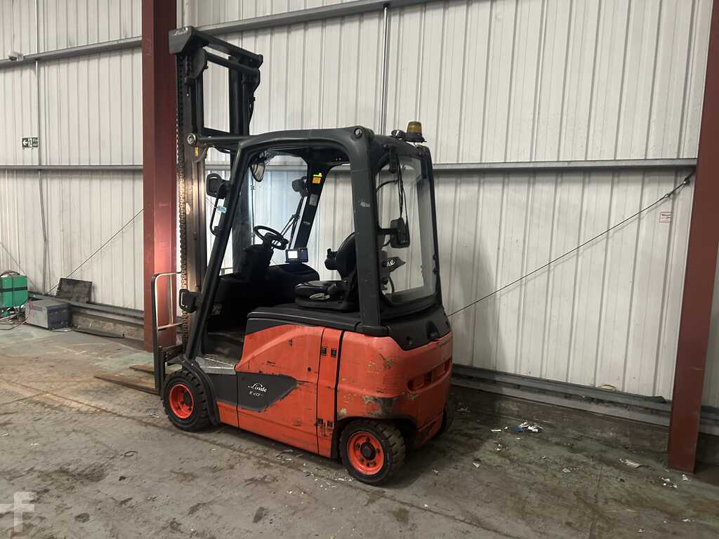 **(INCLUDES CHARGER)** LINDE E20PH-02 ELECTRIC 4-WHEEL FORKLIFT (2015)