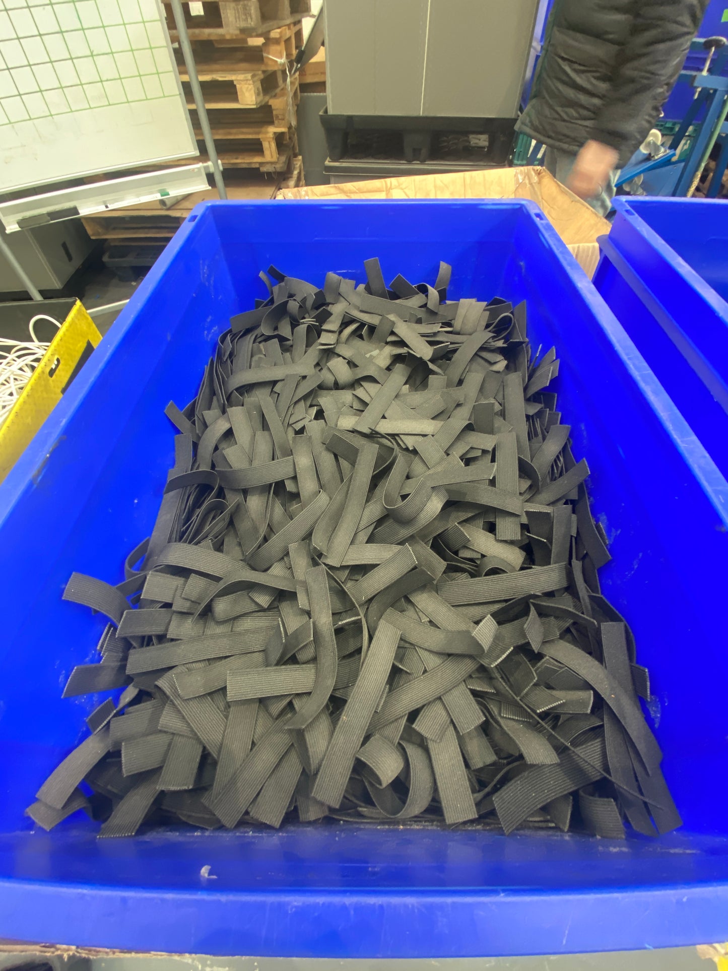 PALLET OF MIXED ELASTIC PIECES