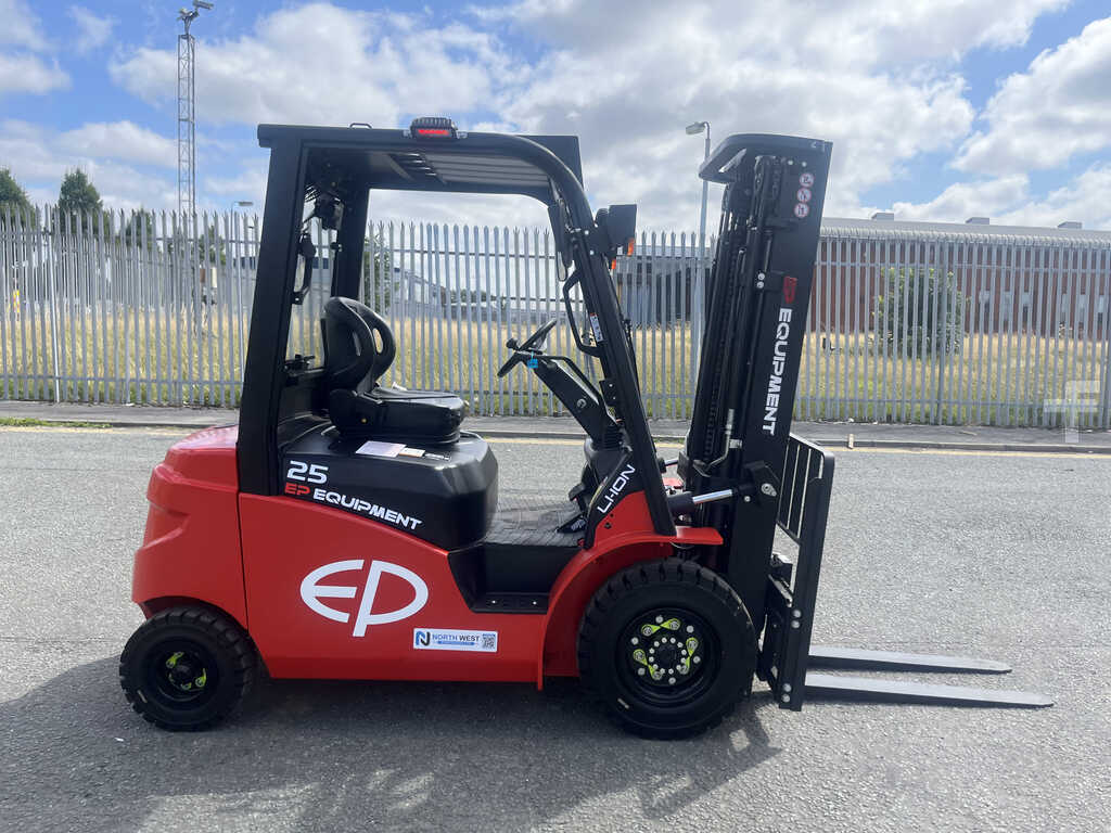 **(INCLUDES CHARGER)** 2024 EP EQUIPMENT EFL253 ELECTRIC FORKLIFT (4-WHEEL)