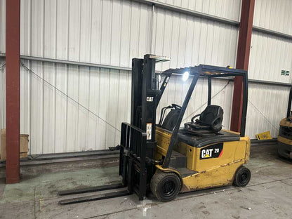 **(INCLUDES CHARGER)** 2014 CAT EP20PN ELECTRIC 4-WHEEL FORKLIFT – 2,000KG CAPACITY, 4,750MM LIFT