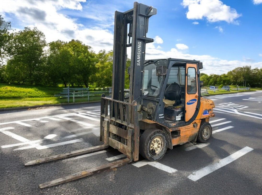 SAMSUNG SE45D DIESEL FORKLIFT TRUCK – 4.5 TON LIFT – LONG FORKS – FULL CAB