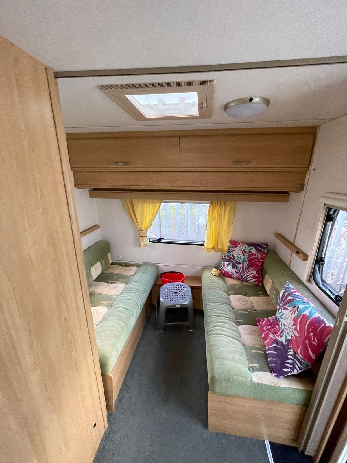 2005 LUNAR ZENITH FIVE TOURING CARAVAN - 5 BERTH, FULLY EQUIPPED, IMMACULATE CONDITION