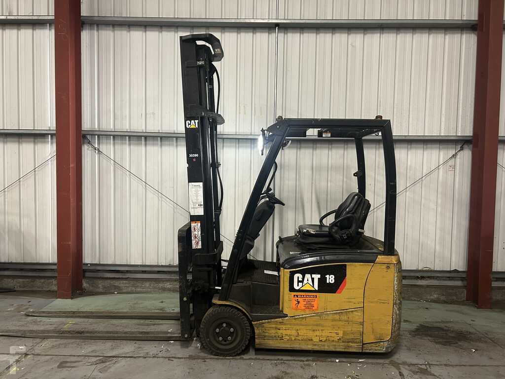 **(INCLUDES CHARGER)** 2017 CAT EP18CPNT ELECTRIC 3-WHEEL FORKLIFT