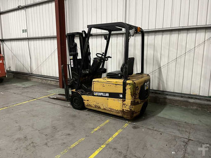 2002 CAT LIFT TRUCKS ELECTRIC - 3 WHEELS EP18KT**(INCLUDES CHARGER)**