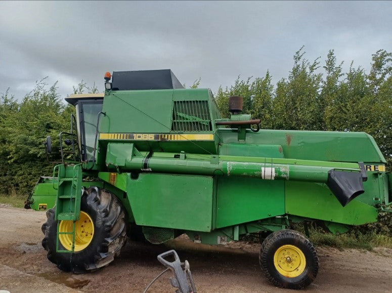 JOHN DEERE 1085 COMBINE HARVESTER