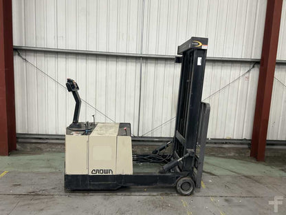 **(INCLUDES CHARGER)** DAEWOO B15T ELECTRIC 3-WHEEL FORKLIFT (1998)