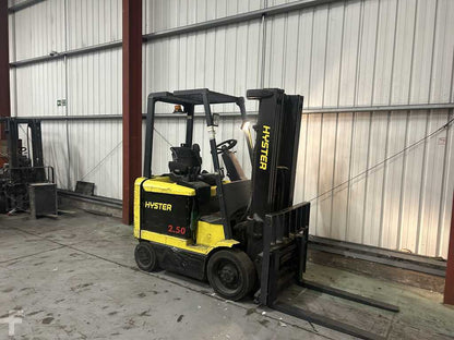 **(INCLUDES CHARGER)** 2000 HYSTER E2.50XM ELECTRIC 4-WHEEL FORKLIFT