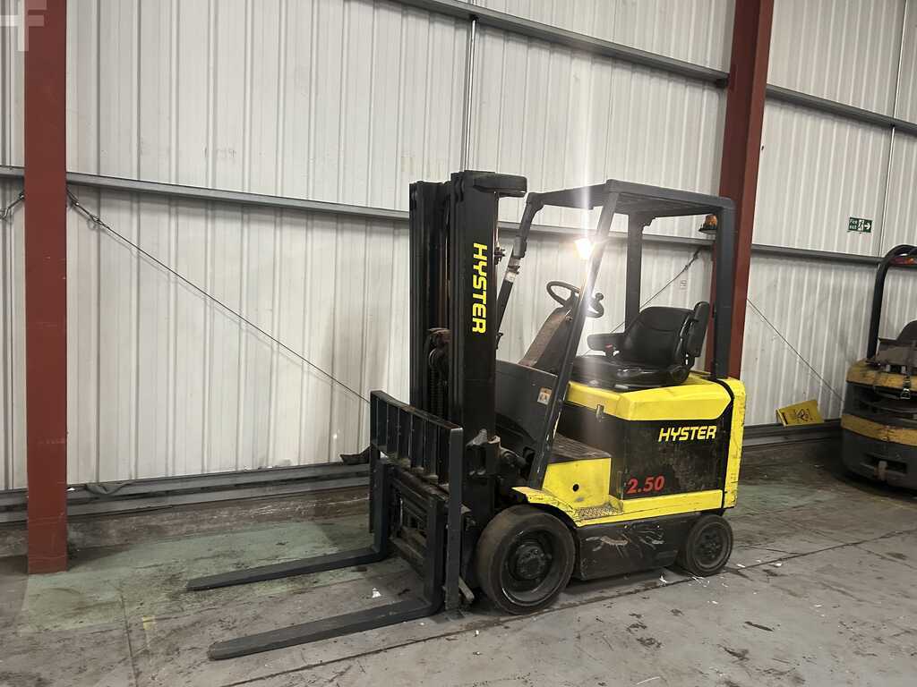 **(INCLUDES CHARGER)** 2000 HYSTER E2.50XM ELECTRIC 4-WHEEL FORKLIFT