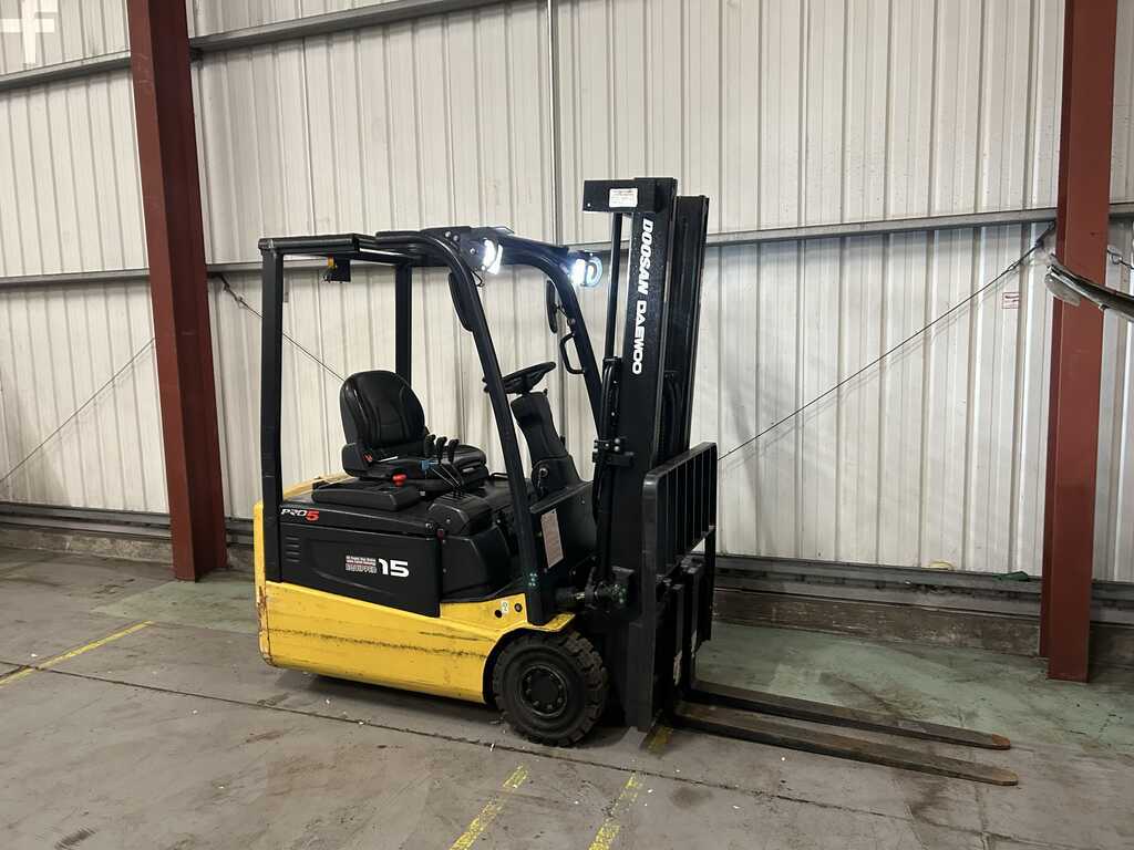 **(INCLUDES CHARGER)** DAEWOO B15T-5 ELECTRIC 3-WHEEL FORKLIFT (2007)