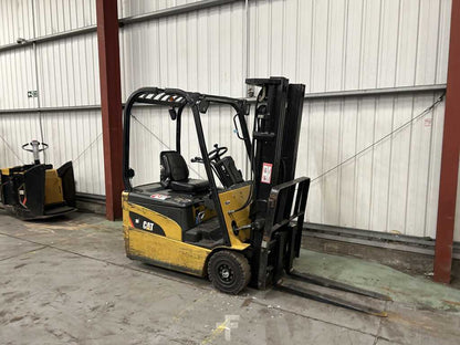 2008 CAT LIFT TRUCKS EP16NT ELECTRIC 3-WHEEL FORKLIFT **(INCLUDES CHARGER)**