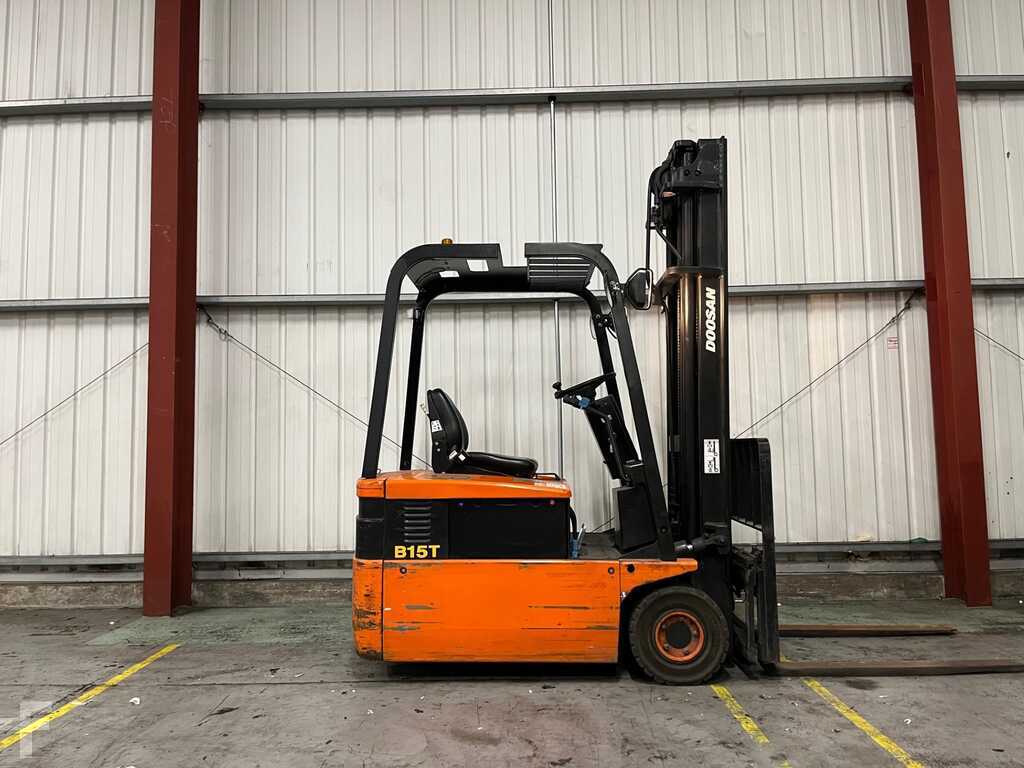 **(INCLUDES CHARGER)** DAEWOO B15T ELECTRIC 3-WHEEL FORKLIFT (1998)